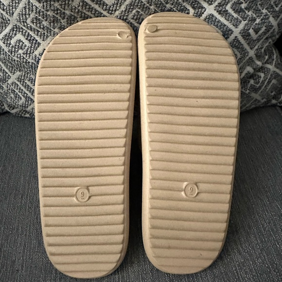 Wild fable tan sliders size 9 - Picture 2 of 4